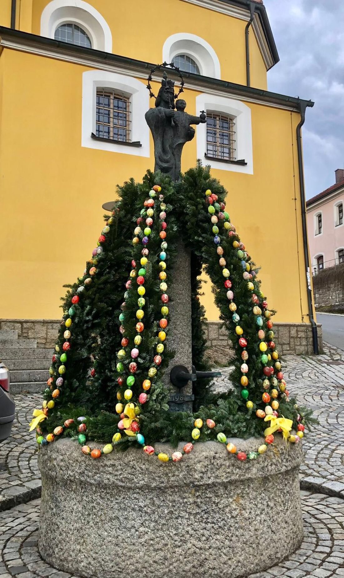 Leuchtenberg. Vor der Pfarrkirche St. Margareta schmückt eine Osterkrone den Marienbrunnen. Die Gymnastikgruppe brachte 500 marmorierte Eier an. Am Palmsonntag findet dort die Palmweihe statt und die Palmbüschl werden gesegnet.