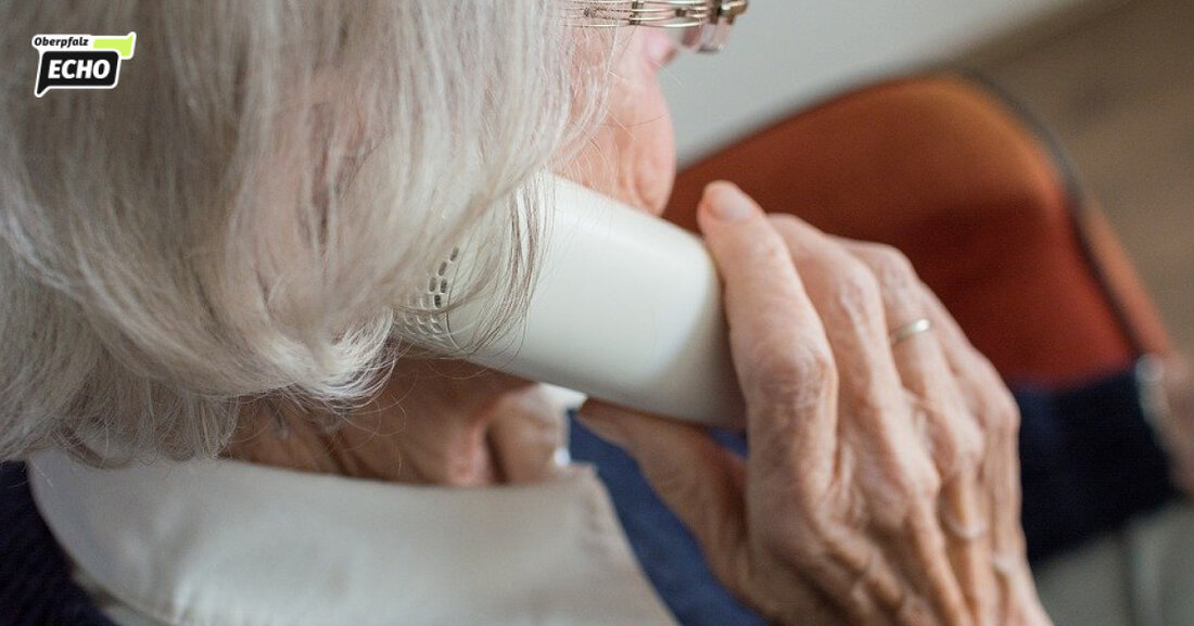 Amberg. Eine 90-jährige Rentnerin wurde Opfer eines russischsprachigen Callcenter-Betrugs und übergab mehreren zehntausend Euro an einen Abholer, der mit einem weißen Auto flüchtete.