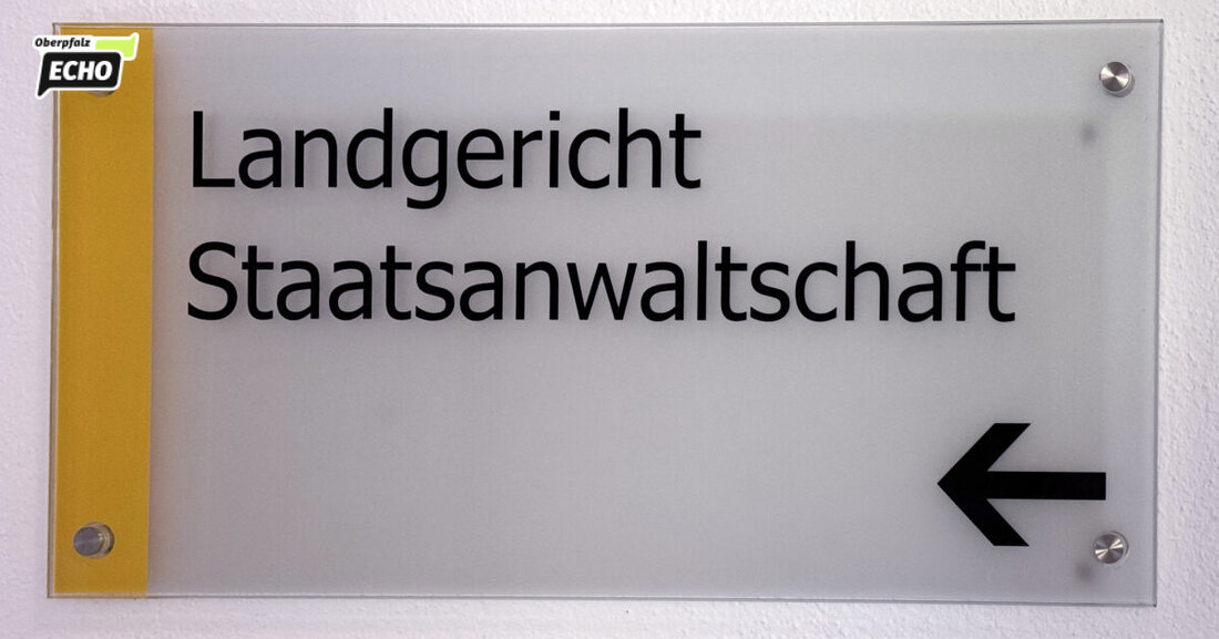 Regensburg. Hunger, Schläge, Demütigungen: Zwei Brüder sollen im Landkreis Cham jahrelang schwer misshandelt worden sein. Ab Montag müssen sich ihre Mutter und deren Partner vor dem Landgericht Regensburg verantworten. Die Anklage schildert erschütternde Zustände.