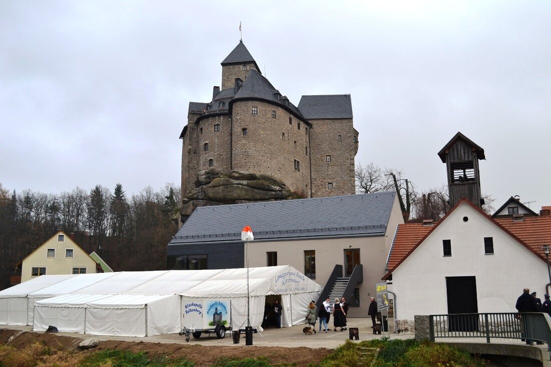 Falkenberg. Bis wenige Stunden vor der Einweihung haben die Handwerker noch gearbeitet. Am Donnerstag um 22.40 Uhr war es vollbracht. Die mit einem Aufwand von knapp acht Millionen Euro in drei [&hellip;]