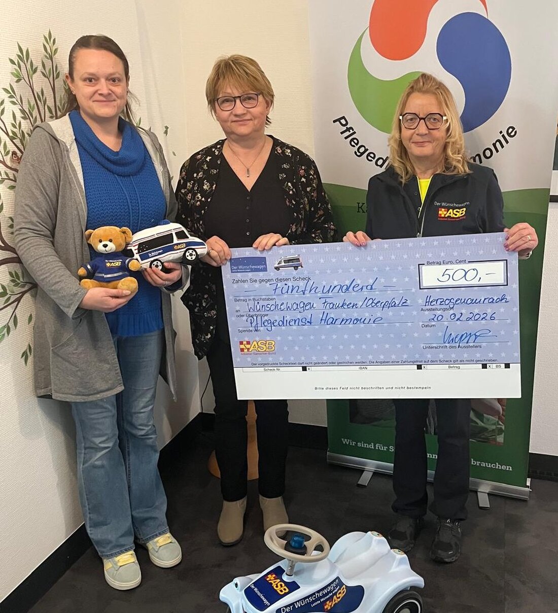 Altenstadt a. d. Waldnaab. Der Pflegedienst Harmonie spendet 500 Euro an den Wünschewagen Franken/Oberpfalz und verzichtet erneut auf Weihnachtsgeschenke. Die Übergabe erfolgte am 20. Februar 2026 in den eigenen Räumen.
