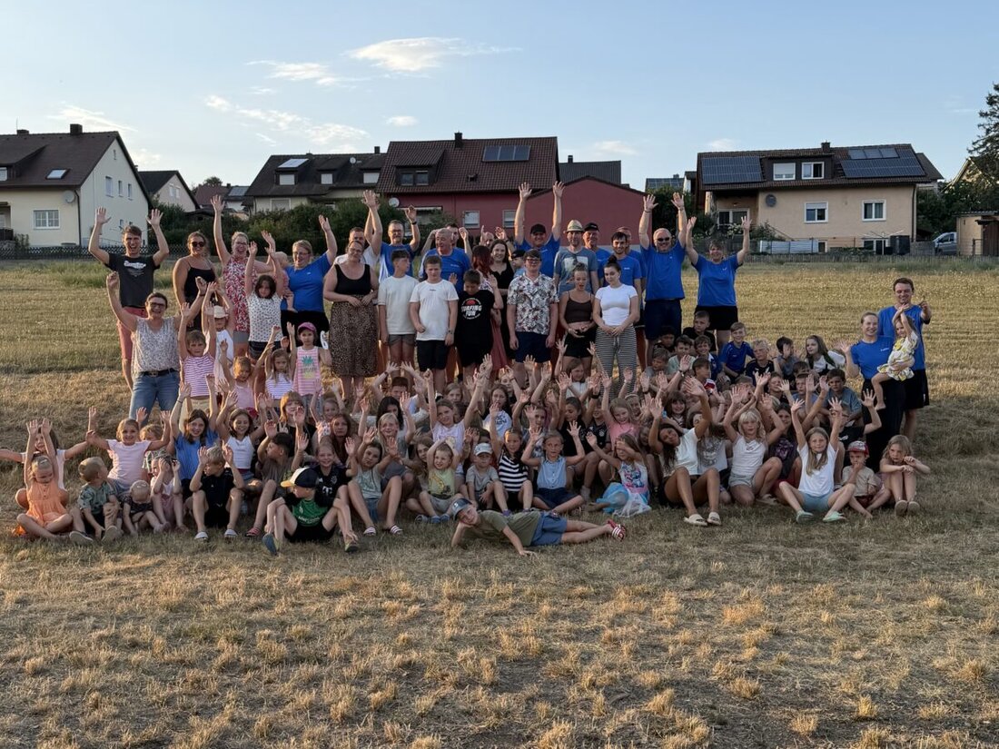Freudenberg. Heiße Tage, kühles Nass und viel Teamgeist prägten das UPW-Zeltlager auf der Märkl-Wiese. Nach Freibad, Plättenfahrt und Nachtwanderung entführten Ministranten die Fahne – zurück kam sie bei der Kinderdisco.