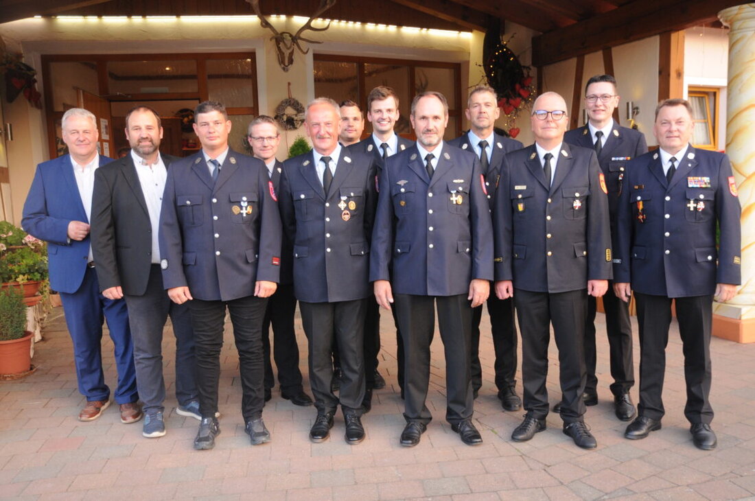 Rieden. Beim Ehrungsabend der Inspektion zwei in der Waldschänke in Heinzhof wurden vier Aktive der Feuerwehr Vilshofen geehrt. Es gab Silber für 25, Gold für 40 und eine seltene Auszeichnung für 50 Jahre.