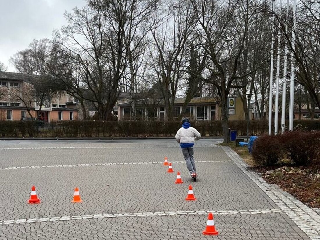 Weiden. An der Berufsschule Weiden klärten Verkehrswacht und Polizei Schüler über E-Scooter und deren rechtliche sowie sicherheitsrelevante Aspekte auf, inklusive Testfahrten und Aufklärung über Alkohol- und Drogeneinfluss.