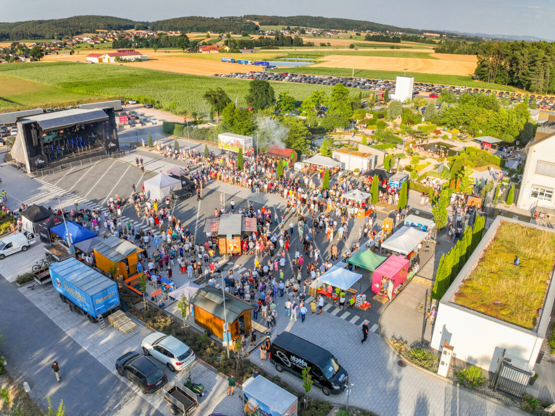 Fensterbach. Rund 3.500 Menschen feierten auf dem GODELMANN-Gelände ein mitreißendes Benefizkonzert der Big Band der Bundeswehr und sorgten für beste Stimmung. Der Abend brachte rund 10.000 € für Vereine der Gemeinde.