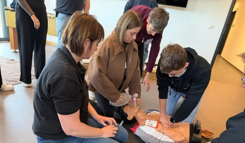 Feuerwehren trainieren qualifizierte Erste Hilfe in Neuhaus