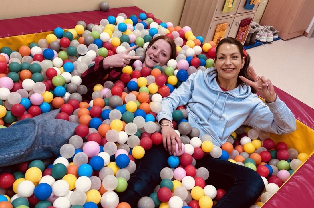 Speinshart. Am Dienstag, 21. April, besuchte die Werte-AG der Wirtschaftsschule Eschenbach mit fünf Schülerinnen und Schülern den Kindergarten. Es wurde gebastelt, gespielt und gelesen; Werte wie Empathie standen im Mittelpunkt.