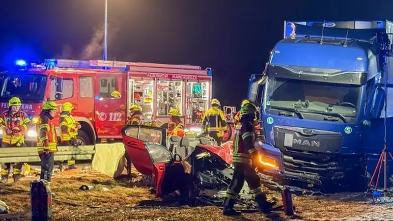 Schwerer Frontalzusammenstoß mit Lastwagen: Ehepaar teils lebensgefährlich verletzt