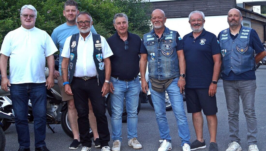 Lam. Drei Tage lang vereinte das Treffen der Blue Knights Germany VII Motorradfans aus Europa und den USA mit Ausfahrten, Ehrungen und Kameradschaft. Eine Spende über 1.000 € für Familie Artmann rührte an.