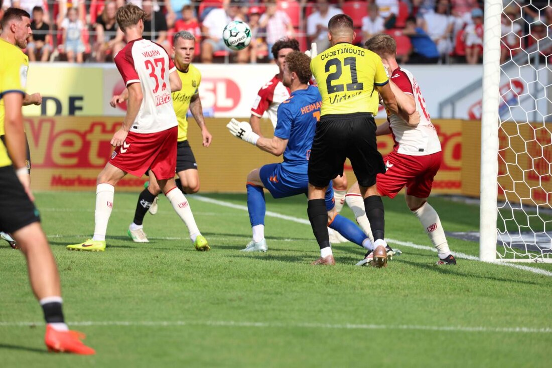 Regensburg. Bitterer Schock in der Nachspielzeit: Der SSV Jahn verliert sein erstes Heimspiel der neuen Drittliga-Saison gegen den 1. FC Saarbrücken durch einen Kopfballtreffer von Kai Brünker zum 0:1.