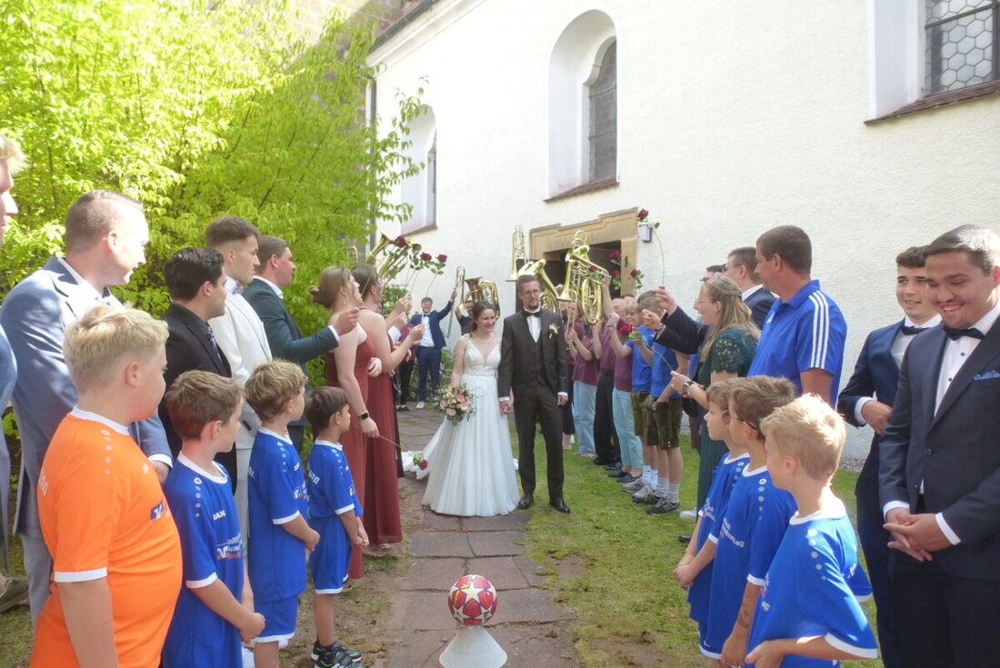 Kaltenbrunn. In der evangelischen Martins-Kirche gaben sich Laura Witzel und Simon Braun das Jawort, begleitet vom Posaunenchor und einem Polterabend mit 120 Gästen. Gefeiert wurde im Butterhof.