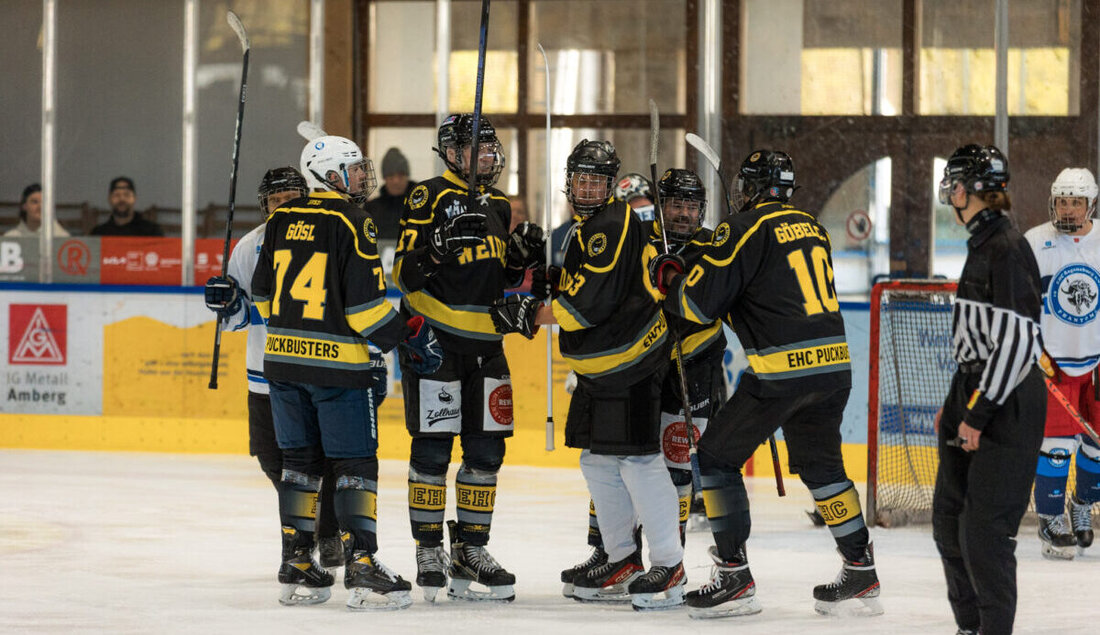 Weiden. Der Puckbusters Cup 2026 beschließt die Eissaison in der Hans-Schröpf-Arena mit Gästen von Berlin bis Regensburg. Im Finale siegen die Phantoms gegen Puckbusters B mit 4:0.