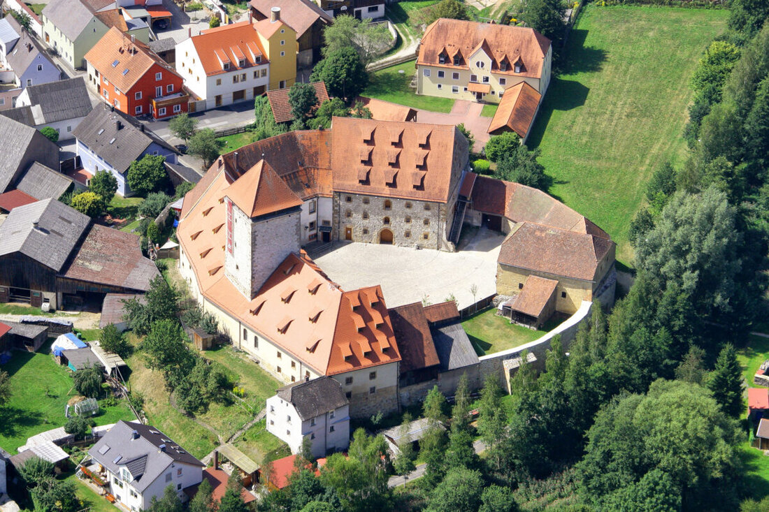 Vilseck. Die Burgfestspiele 2026 gehen in den Endspurt: Am Freitag, 26. Juni 2026, feiert „EILLES – Das Beste ist gerade gut genug“ auf Burg Dagestein Premiere. Einlass 19 Uhr, Beginn 20 Uhr; zehn Aufführungen.