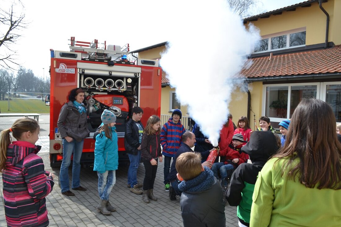 Püchersreuth/Wurz.  Besondere Unterrichtsstunden erlebte die Kombiklasse 3/4 Klasse der Grundschule in Püchersreuth. Im Heimat- und Sachkundeunterricht wurde zum Thema „Brennen und Löschen“, die Feuerwehr eingeladen. Kommandant und Brandschutzerzieher Thomas Mathes [&hellip;]