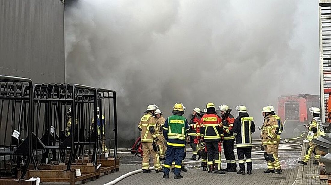 Wackersdorf. Am Samstag, gegen 9:30 Uhr, gingen über den Notruf mehrere Mitteilungen über einen Brand im Industriegebiet Wackersdorf ein. 