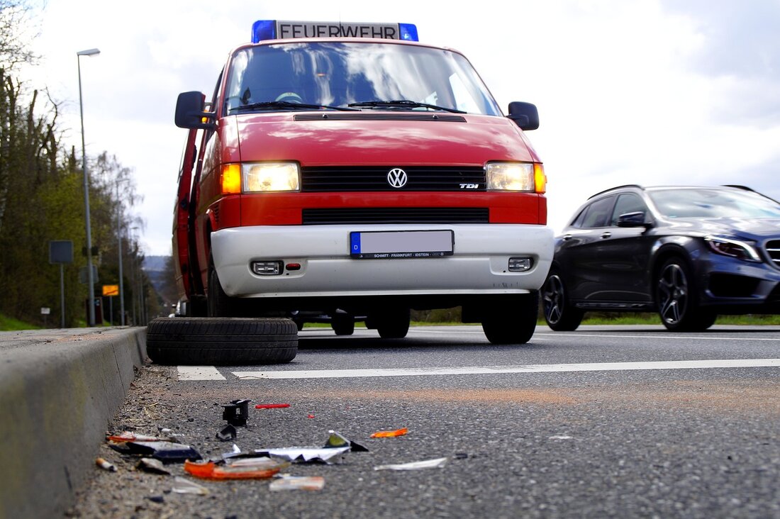 Lohma. Bei Lohma hat es einen Unfall gegeben. Offenbar ist jemand im Auto eingeklemmt. Wie die Polizei Vohenstrauß mitteilte, kam es heute Mittag bei dem Kreisverkehr Lohma-Siedlung zu einem Unfall. [&hellip;]