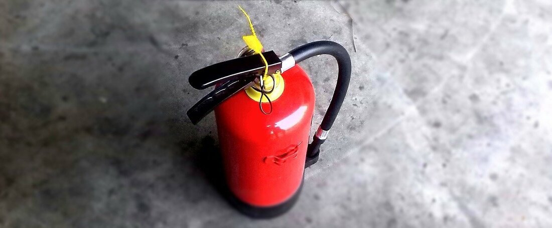 Weiden. Von Feuer war weit und breit keine Spur. Trotzdem entnahm ein Unbekannter am Wochenende von Samstag 21 Uhr bis Sonntag 11 Uhr einen Feuerlöscher, der im Parkhaus „Naabwiesen“ hing. [&hellip;]
