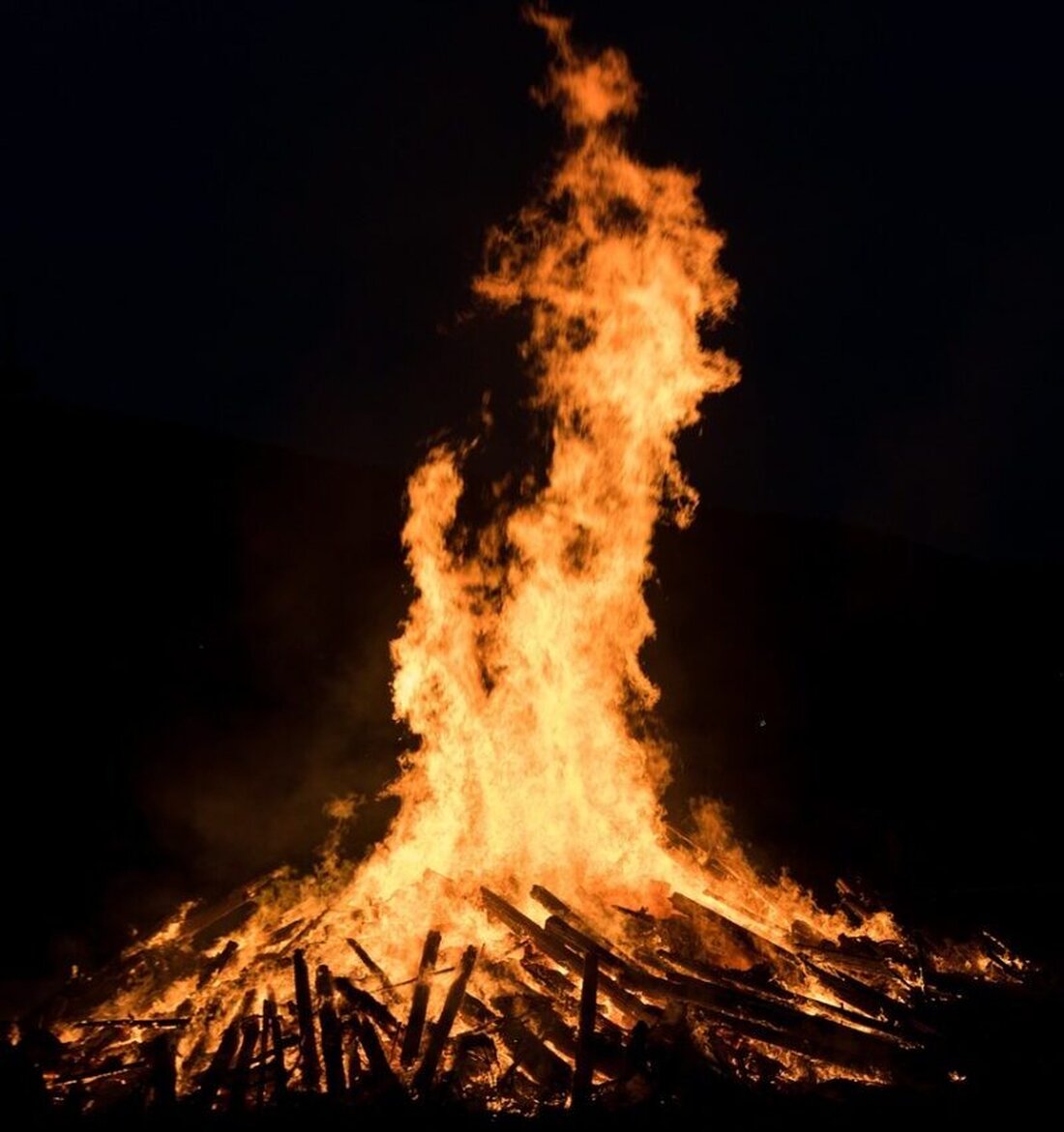 Weiden. Am 27. Juni 2025 fand die Sonnwendfeier der DJK Weiden auf dem Sportgelände statt, mit hunderten Gästen, Showeinlagen, einem Fackelzug der Kinder und Feuerwerk um 23 Uhr.