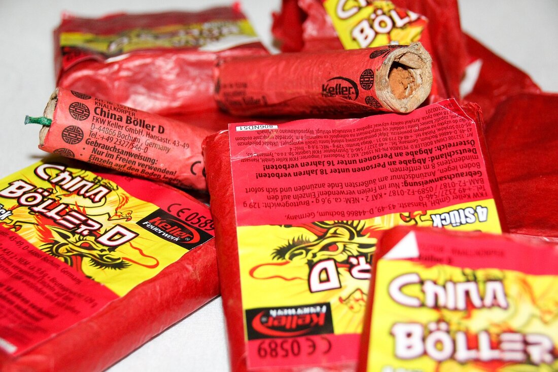 Schnaittenbach. Ein Jugendlicher (16) hantierte im elterlichen Haus eines Bekannten mit Feuerwerkskörpern. Dabei kam es zu einer Stichflamme, durch die der Jugendliche erhebliche Brandverletzungen am Kopf erlitt. Nach den ersten polizeilichen [&hellip;]