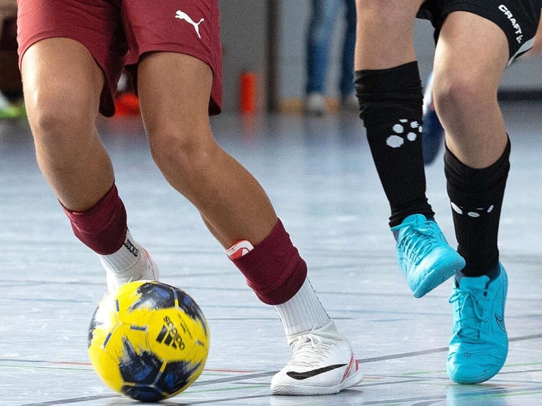 Weiden. Die Futsal-Bezirksmeisterschaft um den Lotto Bayern Hallencup findet am Freitag in Weiden statt, wobei der FC Weiden-Ost neun Teams empfängt. Der Titelverteidiger ist die SpVgg Pfreimd, die den Hattrick anstrebt.