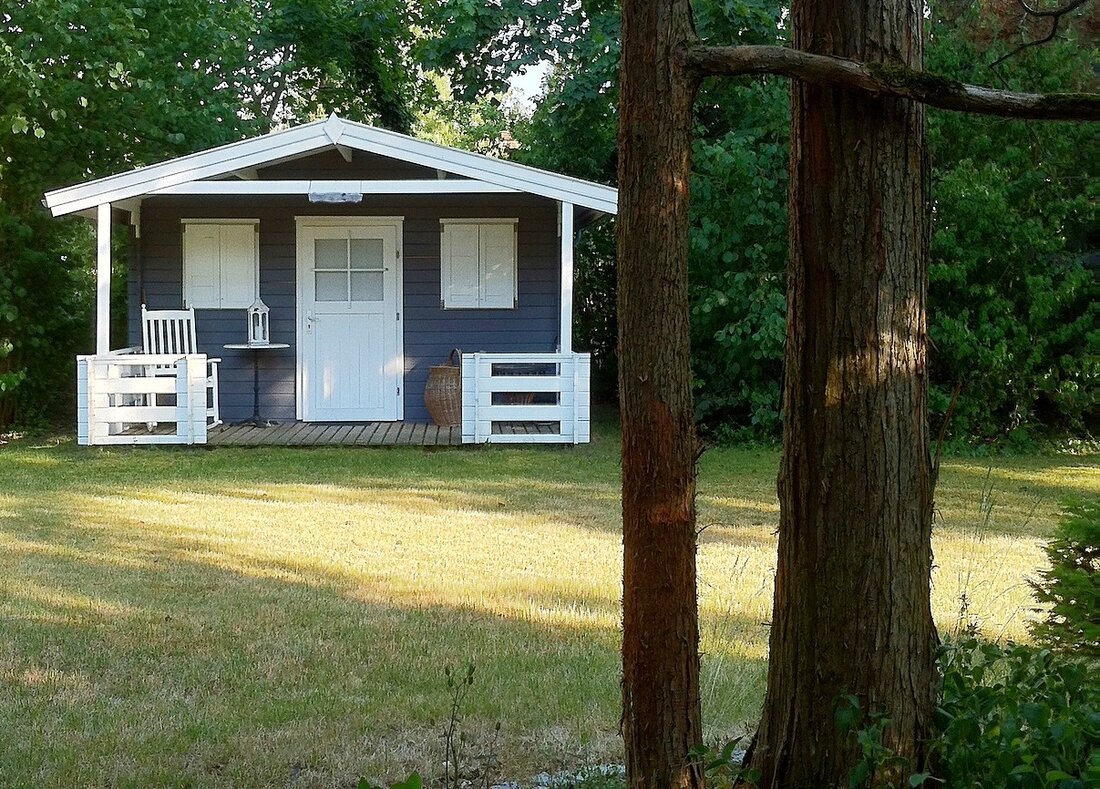 Weiden. Einbrecher versuchten in der Rehbühlstraße in ein Einfamilienhaus einzubrechen. Erst beim dritten Haus wurden sie im Gartenhäuschen fündig. Der Entwendungsschaden: 300 Euro Die beiden freistehenden Einfamilienhäuser befinden sich an [&hellip;]