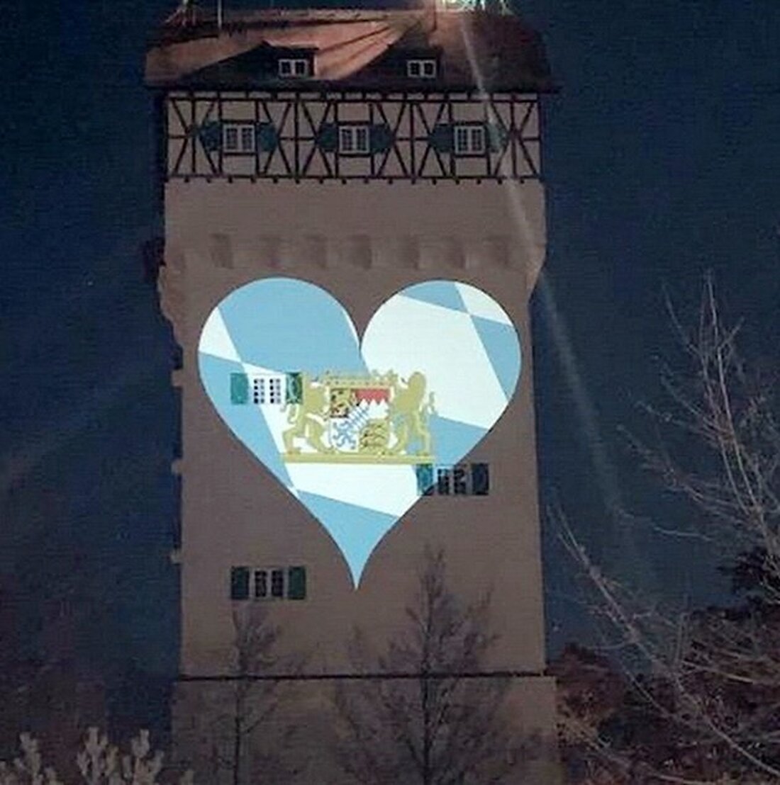 Grafenwöhr. „Thank you Bavaria“ sagt die US-Armee auf eine ganz besondere Weise. Als Zeichen des Dankes und der Verbundenheit in der Corona Krise zierten sie den Wasserturm mit den weiß-blauen [&hellip;]