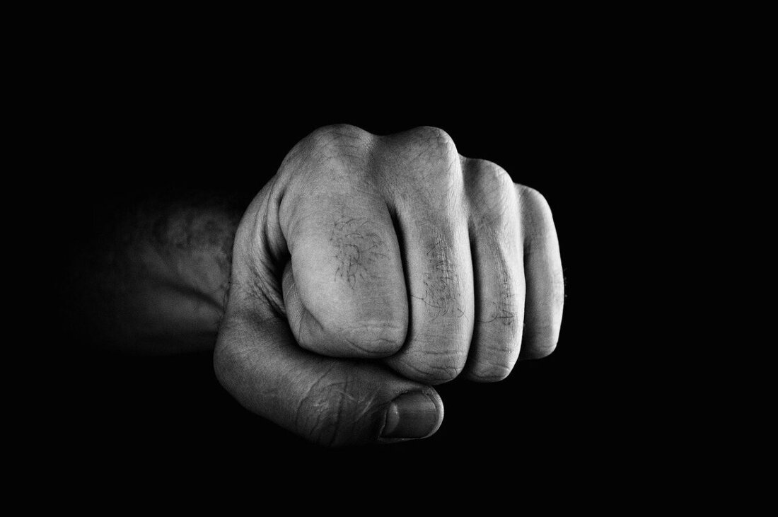 Weiden. Ein 26-Jähriger ist knapp an einer Gefängnisstrafe vorbeigeschrammt, weil er über Monate seine Freundin (23) schlug. Die häusliche Gewalt gipfelte darin, dass er ihr einen Duschschlauch um den Hals wand.