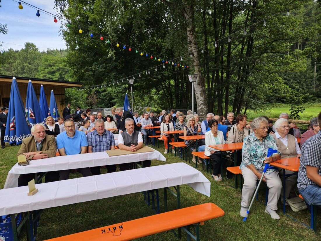 Böhmischbruck. Die Einweihung des KSK Vereinsheims zog am 6. Juli 2025 viele Gäste an, begleitet von einem Festgottesdienst und der Musik der Waidhauser Stramu. Der Zusammenhalt und die gemeinsame Arbeit wurden gelobt, was die Bedeutung von Gemeinschaft und Frieden unterstreicht.