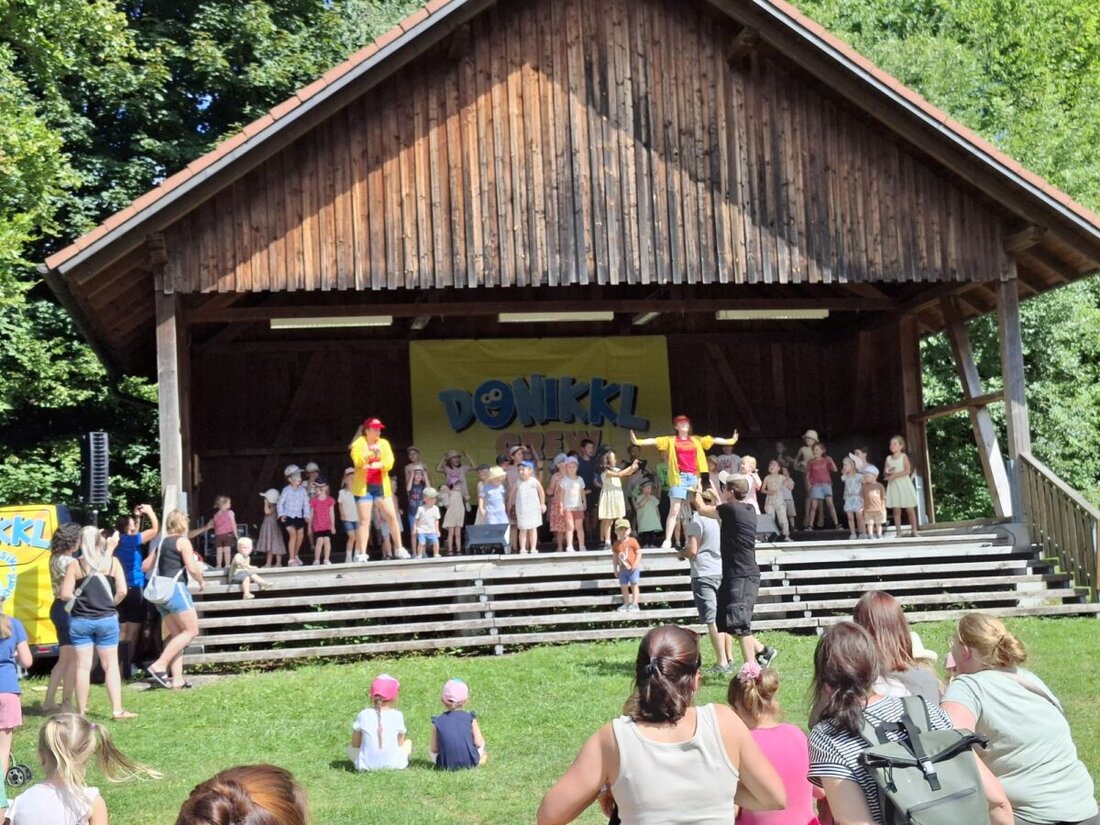 Eslarn. Ein Nachmittag beim Heimatfest widmete das Festgremium allein den Kindern, Jugendlichen und Familien. Insgesamt zwölf Vereine und Organisationen bauten an der Freizeitanlage beim Blaulichttag ihre Stände auf und boten kurzweilige Unterhaltung, kulinarische Kost und Einblicke in ihre Tätigkeit.