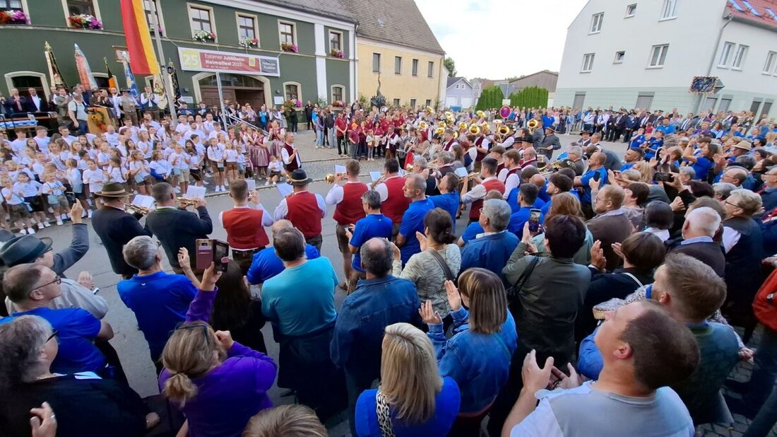 Eslarn. Die Eslarner bieten ihren Gästen alle fünf Jahre, so auch zum 785-jährigen Ortsjubiläum und 25. Jubiläumsheimatfest, eine Vielfalt an Musik, Kulinarik, Handwerk, Geschichte und Kultur und ließen es zum Heimatfeststart 2025 nicht nur musikalisch gehörig krachen. 