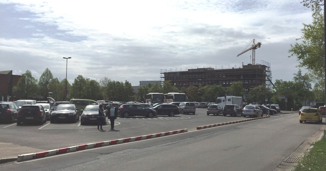 Weiden. Nach einer langen Ruhepause, hat der Großparkplatz “Naabwiesen” die jungen Autofahrer aus Weiden und den Nachbarlandkreisen wieder magisch angezogen. Seit Jahren versucht die Weidener Polizei den “Hertie-Parkplatz” frei von [&hellip;]
