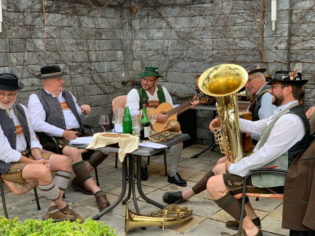 Tapfheim. Bayern ehrt 26 musikantenfreundliche Wirtshäuser: Sie stehen für gelebte Wirtshauskultur, Gastfreundschaft und zünftige Klänge. Spontanes Singen ist erwünscht, Brotzeit und Getränke für Musikanten gibt’s als Dank.