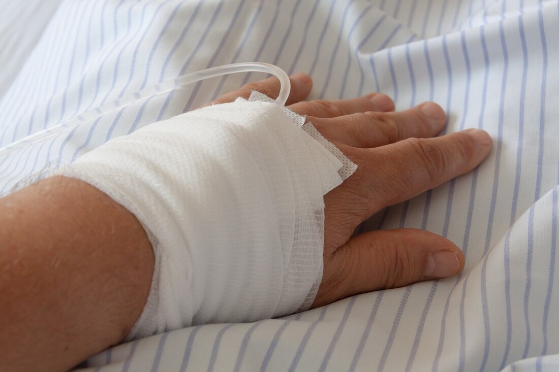 Weiden. Völlig außer sich reagierte am Montag ein Mann (41) aus dem Landkreisosten, als er feststellte, dass er in das Klinikum eingeliefert wurde. Am Tag zuvor war er, alkoholisiert und [&hellip;]