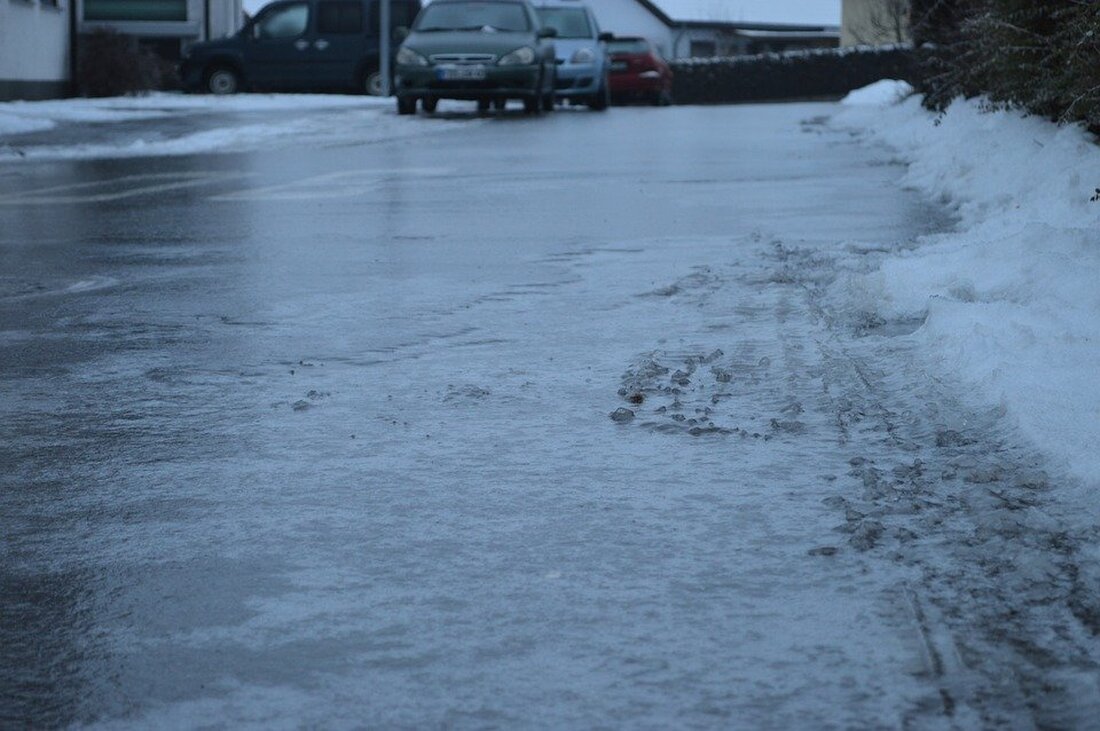 Weiden. Die Kombination aus eisigen Temperaturen und dem heute Nachmittag einsetzenden Regen verwandelt die Nordoberpfalz in eine große Rutschbahn. Bereits jetzt gab es mehrere Unfälle. Fahrt vorsichtig! Achtung Autofahrer! Auf [&hellip;]