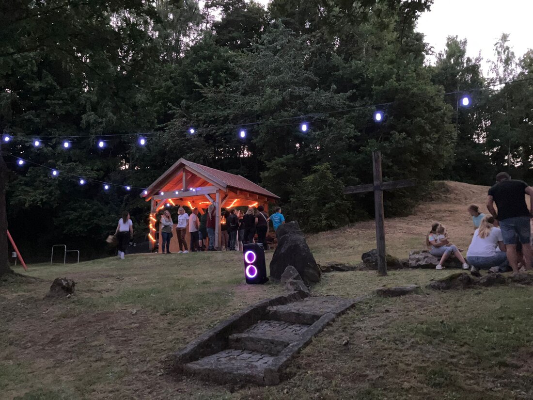 Döllnitz. Die Feuerwehr unter Vorsitzenden Johann Kellner und Kommandant Matthias Maier hatte wieder alles bestens vorbereitet für das Johannisfeuer. 