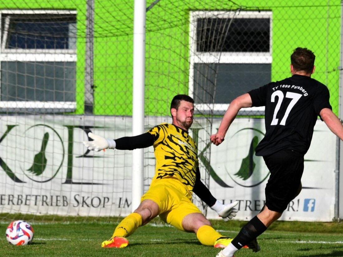 Weiden. Im Relegationsspiel zur Landesliga lag die "Reserve" der SpVgg Weiden gegen den TV Parsberg zur Halbzeit bereits mit 0:2 zurück, erkämpfte sich jedoch ein verdientes Unentschieden.
