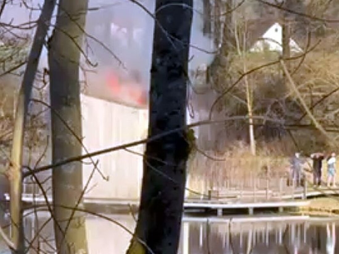 Tirschenreuth. Am frühen Morgen des 5. April kam es im Fischhofpark in Tirschenreuth zu einem folgenschweren Brand. Der als Storchenpavillon bekannte Bau brannte dabei vollständig nieder. Die Polizeiinspektion Tirschenreuth, die gemeinsam mit der Kriminalpolizeiinspektion Weiden die Ermittlungen führt, geht von Brandstiftung aus. Der entstandene Sachschaden bewegt sich im sechsstelligen Bereich.