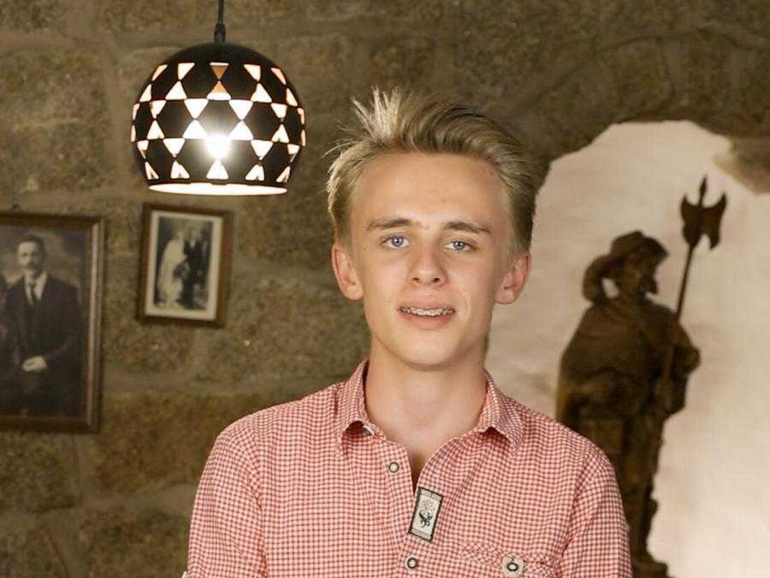 Floß. 39 Drittklässler besuchten das neue Feuerwehrhaus in Floß, um mehr über den Rettungsdienst zu lernen. Sie bekamen Einblicke in die Ausrüstung und Fahrzeuge, darunter auch die Kraft eines Rettungsspreizers.