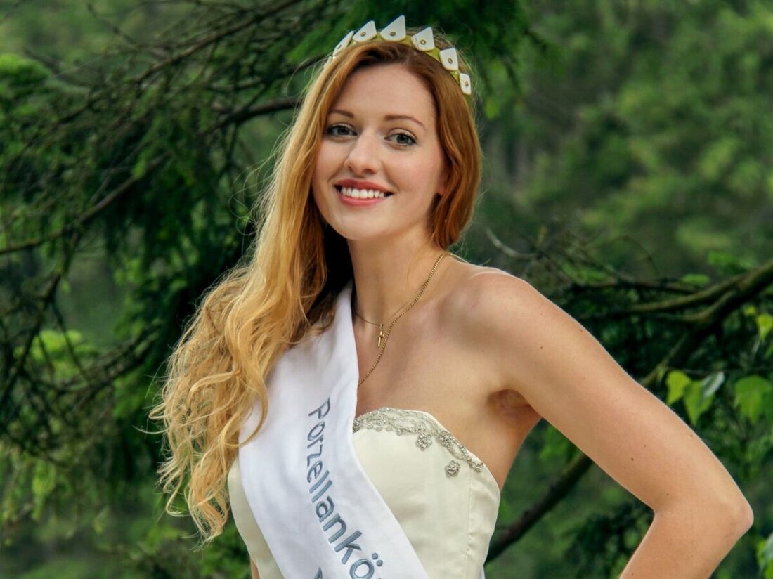 Selb. Der Porzellanstraße e.V. sucht ab sofort eine Nachfolgerin für die Porzellankönigin 2025/26, um das Land des weißen Goldes zu repräsentieren. Bewerbungen sind mit Motivationsschreiben und Lebenslauf bis zum 11. Mai 2025 per E-Mail möglich.