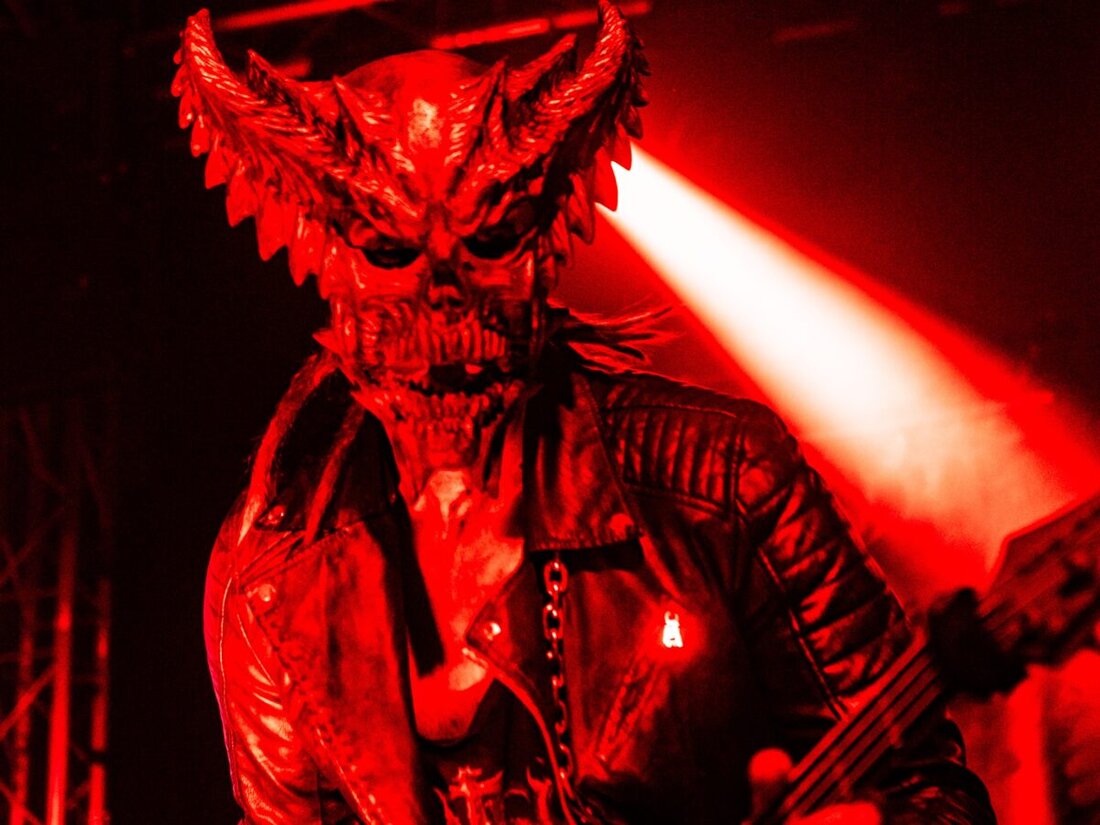  Weiden. Was für ein Abriss! Wenn "Blutgott" ruft, dann bebt das Salute – und genauso war es: eine gnadenlose Wand aus Gitarren, Growls und Energie, die keinen Millimeter Platz für Schwäche ließ. 