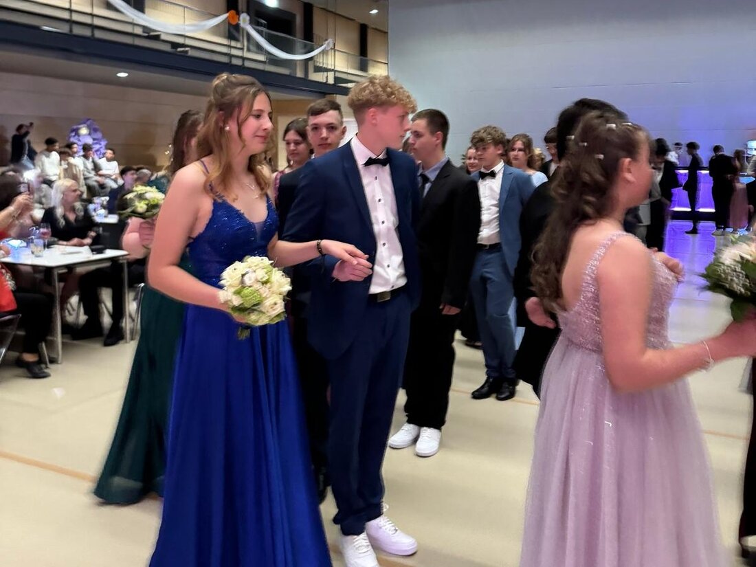 Grafenwöhr. Glitzernd und glamourös ging es beim gemeinsamen Abschlussball der Mittelschulen im Vierstädtedreieck am vergangenen Wochenende zu.