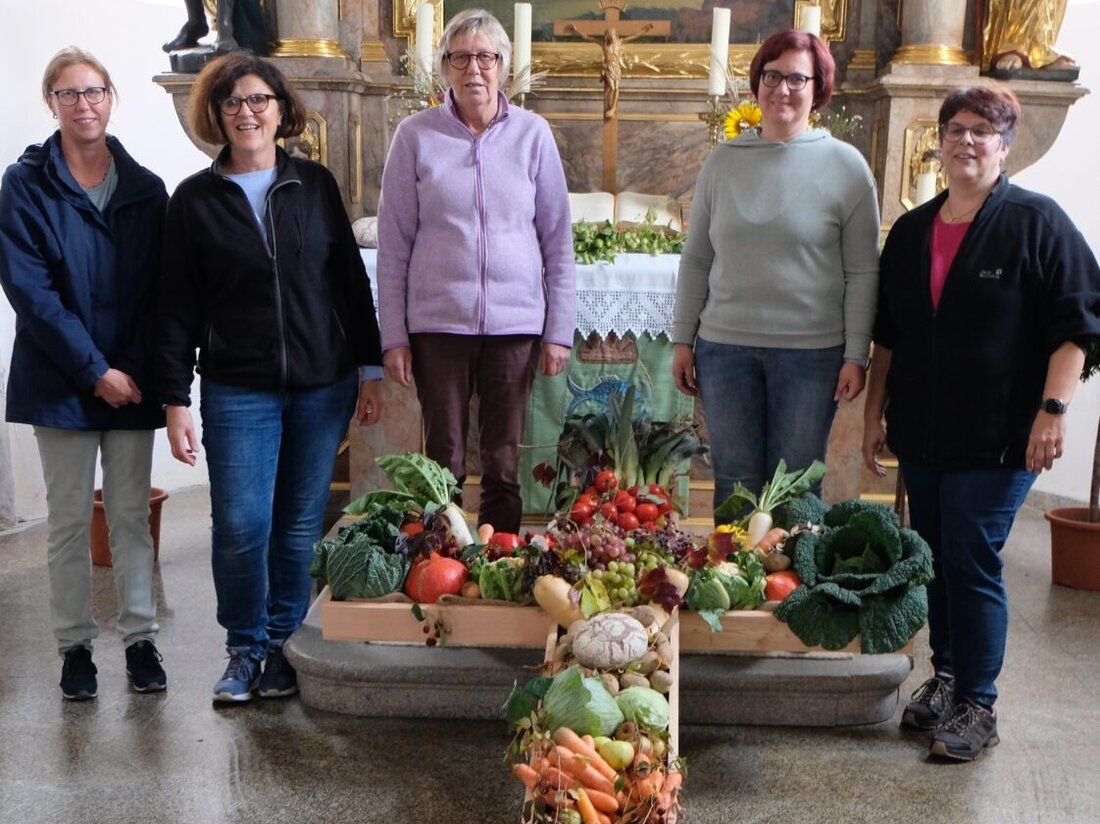 Flossenbürg. Am Erntedanksonntag erhielt die Kirche St. Pankratius durch vielseitige Erntegaben und den Einsatz vieler Helfer einen besonderen Glanz. Spenden von Gemeindemitgliedern und lokalen Landwirten unterstützten das festliche Arrangement.