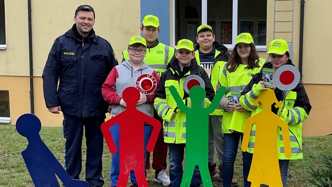 Amberg. Ehrenamtliche, die sich für die Rettung von Rehkitzen engagieren, erhalten von den Stadtwerken Amberg Eintrittsgutscheine für Bäder als Dankeschön. Der Verein verwendet Wärmebildtechnik zur effizienten Rettung der Kitze und setzt sich für die Zusammenarbeit mit Jägern und Landwirten ein.