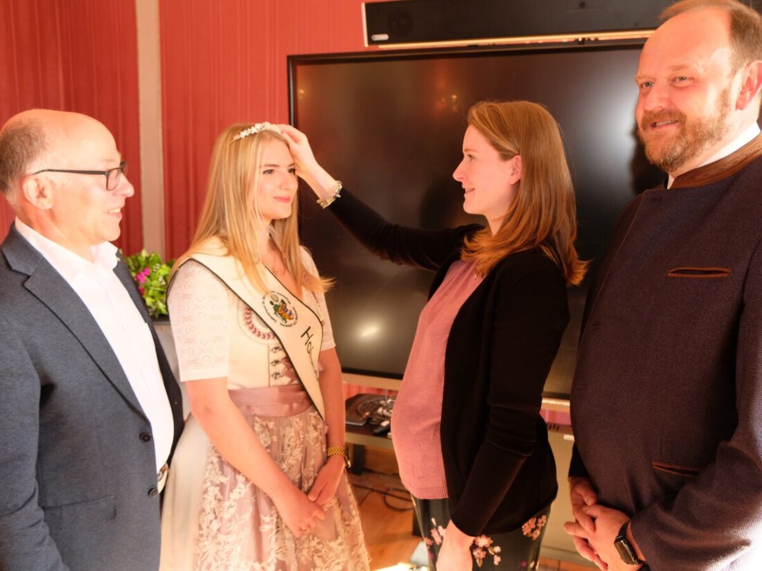 Speinshart. Barbara II. wurde zur neuen Holunderkönigin gekrönt, umgeben von der Gemeinschaft der Hobbygärtner und weiteren Ehrengästen. Die Zeremonie würdigte ihre Vielseitigkeit und die Bedeutung des Holunders.