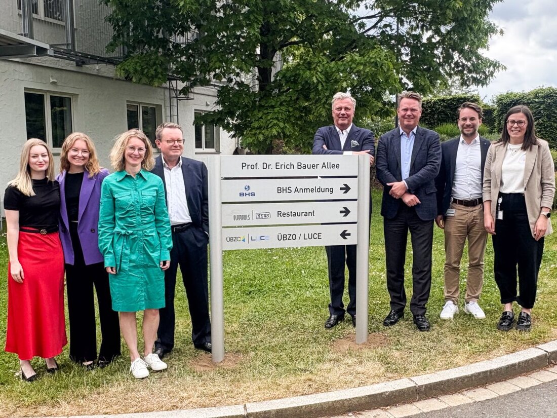 Weiherhammer. Mit einer feierlichen Veranstaltung im Innovision Center in Weiherhammer wurde Prof. Dr. Erich Bauer an seinem 66. Geburtstag von Familie, langjährigen Wegbegleitern und Mitarbeitenden in den verdienten Ruhestand verabschiedet.