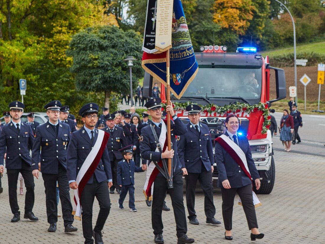 Windischeschenbach. Die Feuerwehr Windischeschenbach feierte am Sonntag die Segnung von zwei neuen Fahrzeugen. Zahlreiche Bürger, Ehrengäste aus Politik und Verwaltung sowie Abordnungen befreundeter Feuerwehren und Vereine kamen zum Feuerwehrgerätehaus.