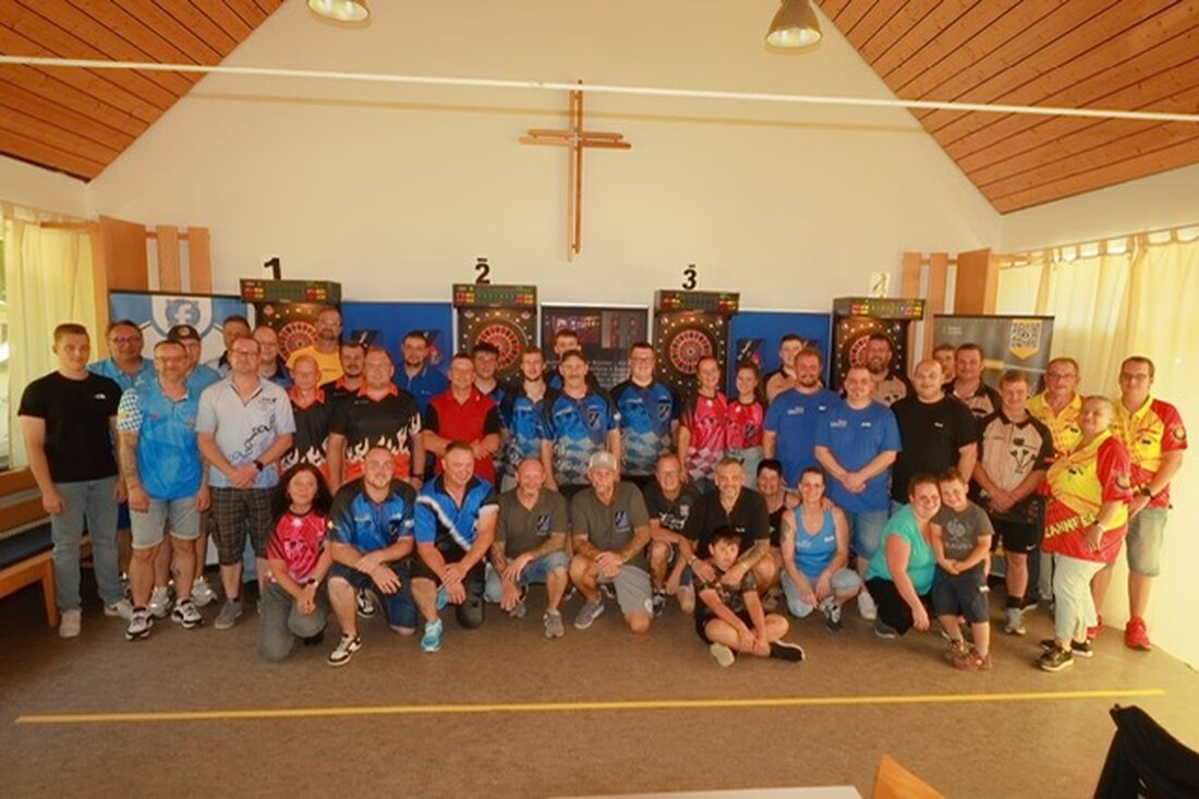 Rothenstadt. Beim Benefiz-Dartturnier des Vereins "Don Promillo’s" im Gemeindehaus kamen 1400 Euro für die Kinderkrebshilfe zusammen, Sieger wurden die "Oldies" vor den "Youngstars".