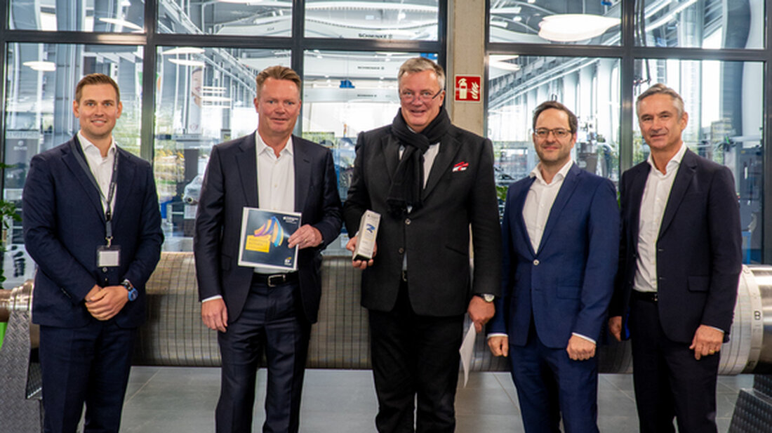 Weiherhammer. Christian und Lars Engel, Geschäftsführer der BHS Corrugated, gehören zu
den 20 Finalisten des EY Entrepreneur Of The Year Awards 2024. Sie konnten
sich in einem mehrstufigen Auswahlverfahren gegen eine große Zahl weiterer
Unternehmer aus ganz Deutschland durchsetzen und die Jury von BHS
Corrugated und ihrem persönlichen unternehmerischen Schaffen überzeugen.