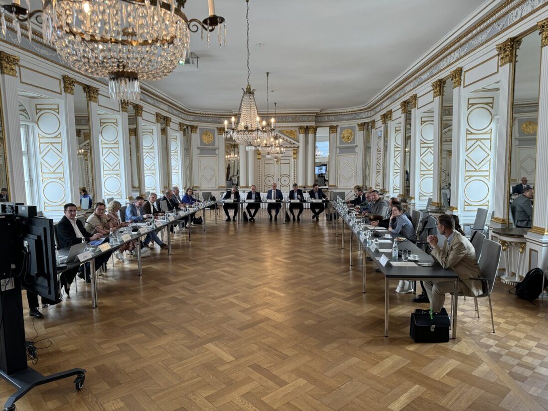 Regensburg. Beim ersten Beschäftigungsgipfel der Regierung der Oberpfalz wurden Strategien gegen den Fachkräftemangel diskutiert, einschließlich der Anwerbung ausländischer Fachkräfte.