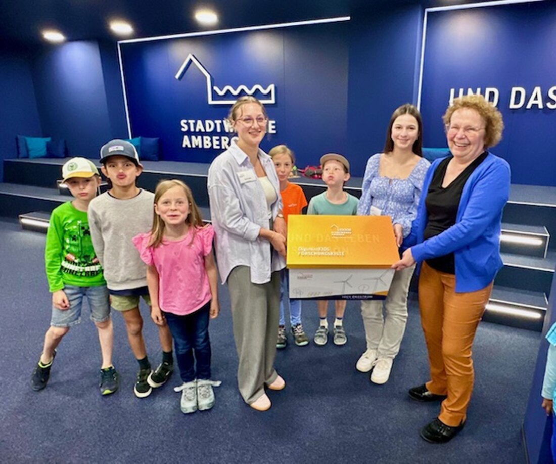 Amberg. Das erste Ferienprogramm "Die Kraft des Windes – baue dein eigenes Windrad!" lud Kinder ein, Windenergie im Energiekompetenzzentrum der Stadtwerke Amberg zu erkunden. Kinder im Alter von fünf bis zehn Jahren lernten am 11. Juni 2025 durch Basteln und Experimente die Nutzung von Wind als nachhaltige Energiequelle.